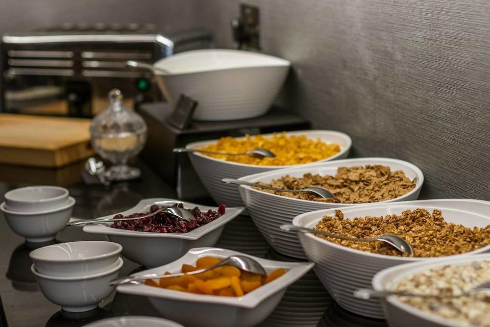 Montcalm Brewery Townhouse Hotel London Exterior photo The photo shows a variety of food items arranged on a countertop. There are several bowls containing different types of cereals and toppings. 

- One bowl features a light-colored granola.
- Another bowl holds what looks like corn flakes or a similar